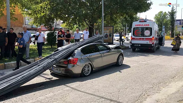 Elazığ'da Tır Kazası: Atatürk Bulvarı'nda Tonlarca Demir Araç Üzerine Düştü!
