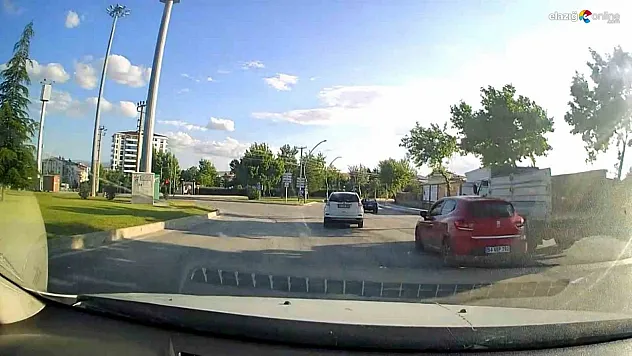 Elazığ'da makas atan sürücü kameralara yansıdı