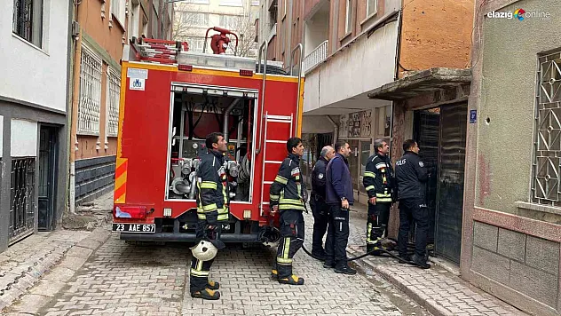 Elazığ'da metruk binada yangın paniği