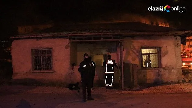 Elazığ'da metruk ev yangını