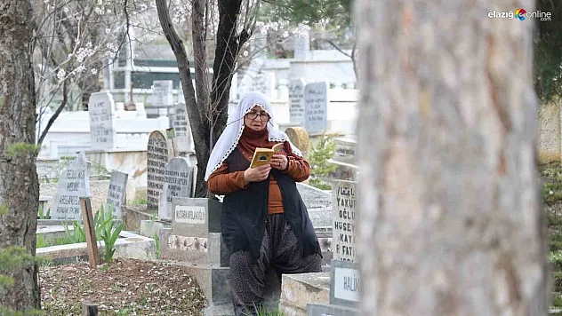 Elazığ'da Bayram Öncesi Duygusal Anlar! Mezarlıklara Ziyaretçi Akını