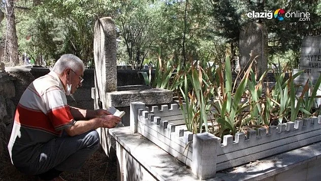 Elazığ'da mezarlıklarda ziyaretçi yoğunluğu