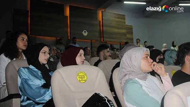 Elazığ'da mezun olan yabancı uyruklu 100 öğrenci şiir gecesinde buluştu