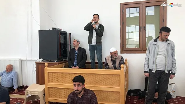 Elazığ'da camilerde gençler görev başında