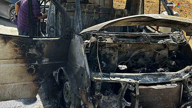 Maden'de Seyir Halindeki Minibüs Alev Alev Yandı!