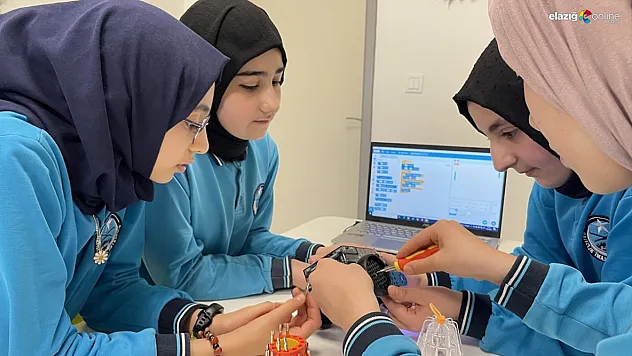 Elazığ'da minik hafızlar geleceğin teknolojilerini öğreniyor