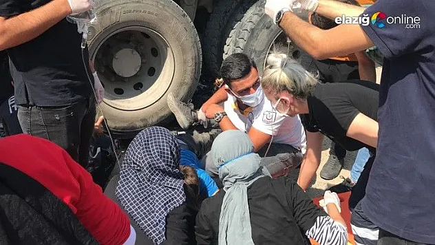 Motosikletteki iki kişi kamyonun tekerleri arasında sıkıştı