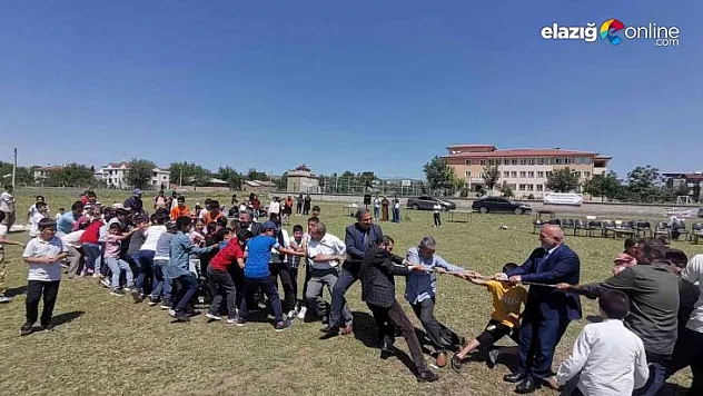 Halat çekme yarışı renkli görüntülere sahne oldu