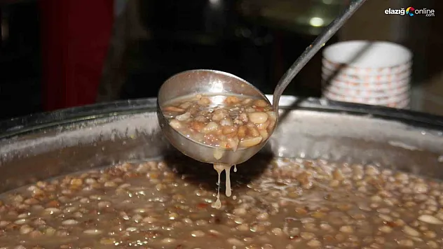 Elazığ'da vatandaşlara aşure ikramı