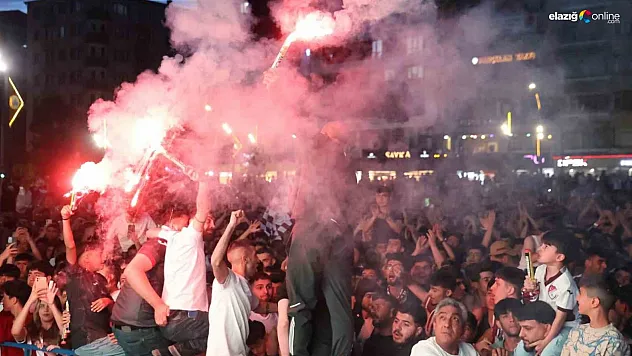 Elazığ'da Vanspor Maçı Coşkusu! Binlerce Taraftar Dev Ekran Karşısında Tek Yürek Oldu!