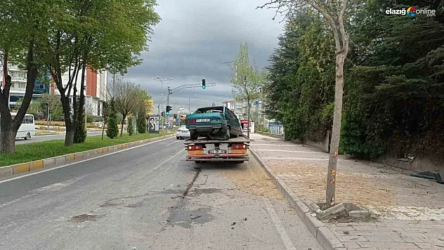 Elazığ'da otomobil ağaca çarptı: 1 yaralı
