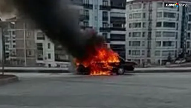 Elazığ'da otomobil alev alev yandı