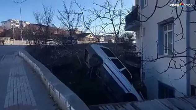 Otomobil apartmanın bahçesine uçtu!