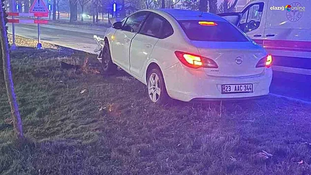 Otomobil refüje çıkarak aydınlatma direğine çaptı!