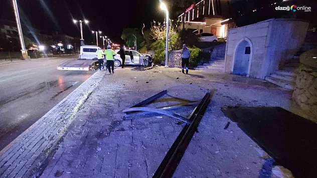 Şans Eseri Kimse Yoktu: Otomobil Durağa Çarptı, 1 Yaralı