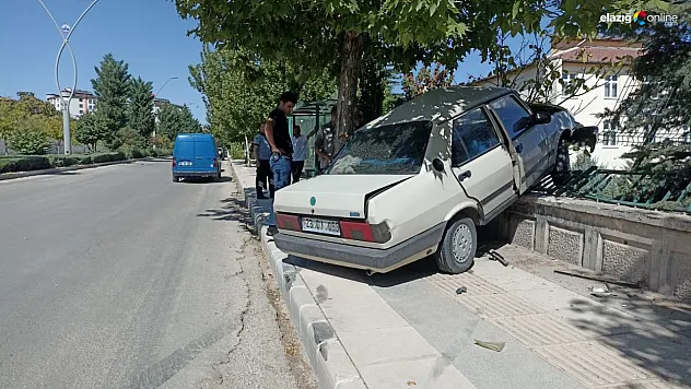 Sürücü direksiyon hakimiyetini kaybedince otomobil duvara çarptı