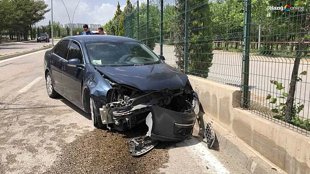 Elazığ'da Virajı Alamayan Araç Duvara Çarptı!