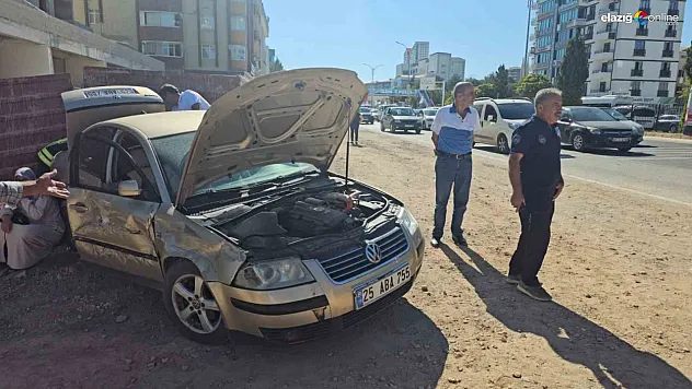 Malatya Caddesi'nde Trafik Kazası: Otomobil Yol Kenarına Savruldu!