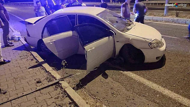 Maden'de otomobil kaldırıma çarptı: 3 yaralı