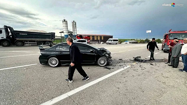 Kovancılar'da Trafik Kazası: Otomobil Kamyona Çarptı, Sürücü Sıkışarak Yaralandı!