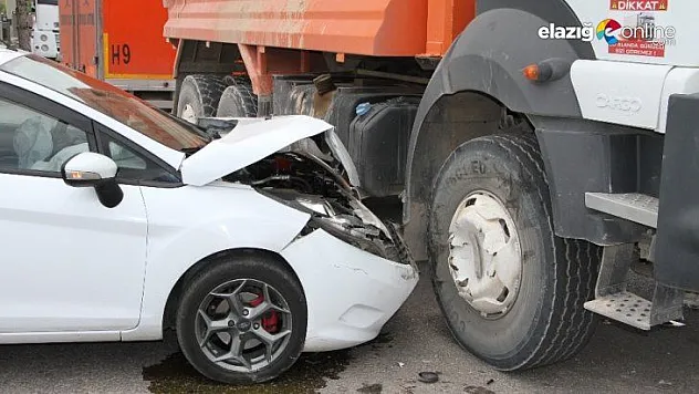 Elazığ'da otomobil kamyona çarptı: 3 yaralı