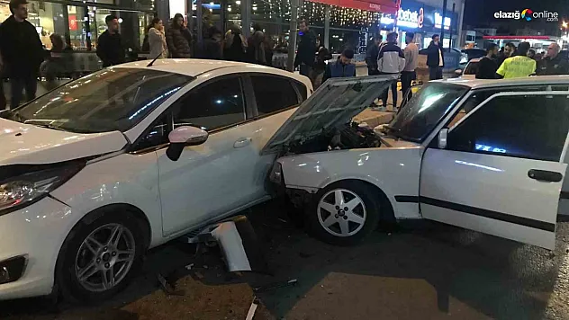 Elazığ'da otomobil, park halindeki araçlara çarptı: 2 yaralı
