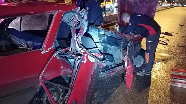 Otomobil park halindeki tırın altına girdi: 1 yaralı