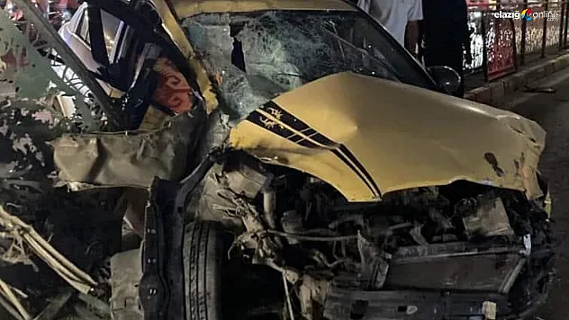 Elazığ'da Refüje Çarpan Takside Can Pazarı: 1 Kişi Yaralandı!