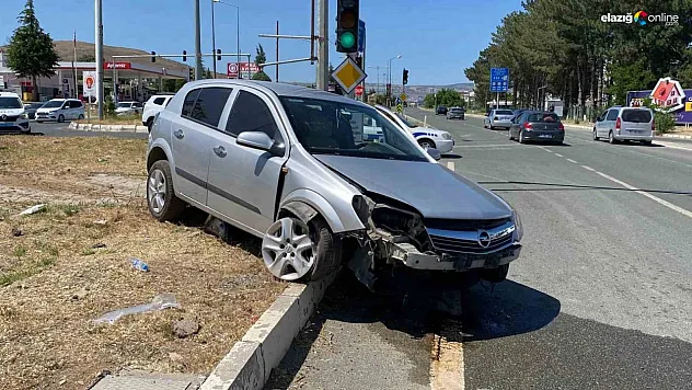 Elazığ'da Trafik Kazası! Havalimanı Kavşağında Otomobil Refüje Çıktı, Yaralılar Var!