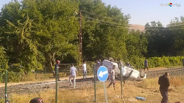 Elazığ'da Trafik Kazası: Kontrolden Çıkan Otomobil Tren Raylarına Çıktı!