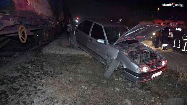 Elazığ'da otomobil trene çarptı