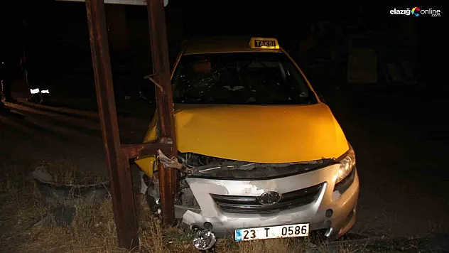 Evinin önünde yürüyen kadına otomobil çarptı!