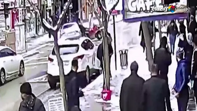 Otomobilin sepetli motosiklete çarpma anı kamerada