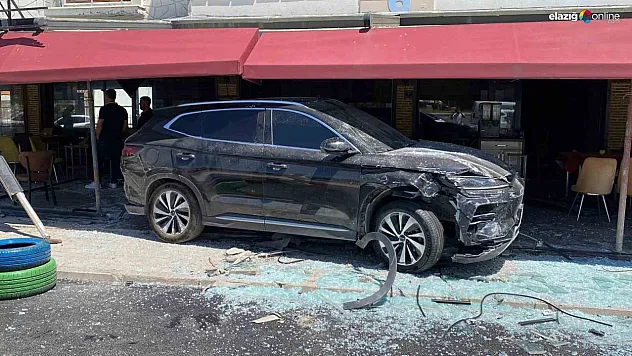 Elazığ'da Korkutan Trafik Kazası: Otomobil Kafeye Daldı, 1 Kişi Yaralandı!