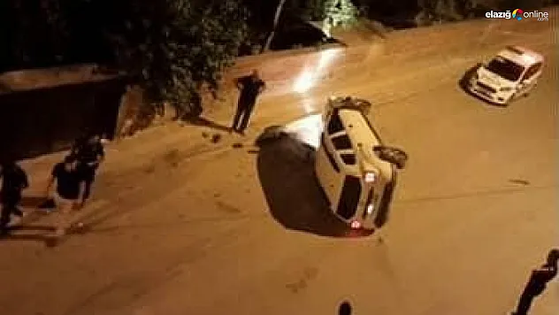 Elazığ Akçakiraz'da Korkutan Kaza: Otomobil Park Halindeki Araçlara Çarptı!