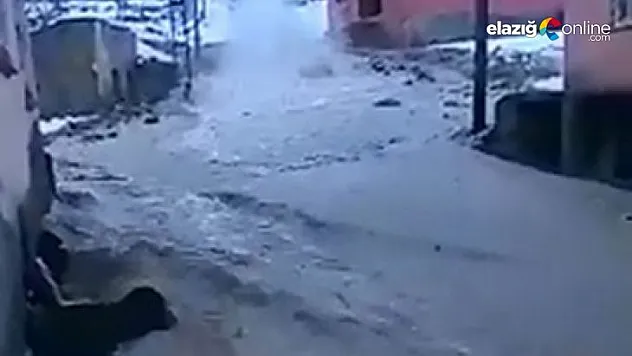 Patlayan boru nedeniyle evleri su bastı