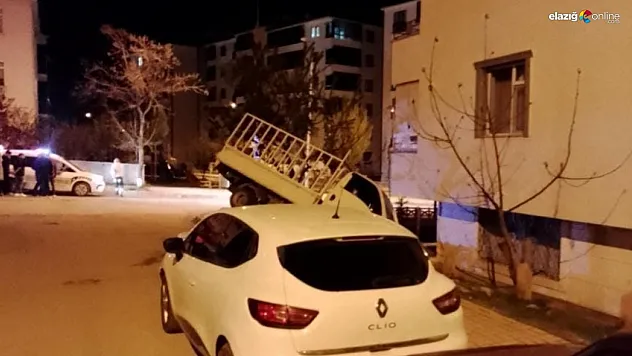 Pikap Apartman Bahçesine Uçtu, Şans Eseri Can Kaybı Olmadı!