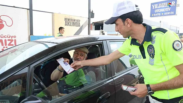 Elazığ'da Trafik Uygulaması: Bayramda Sürücülere Şeker, Evrak Eksiklerine Ceza!