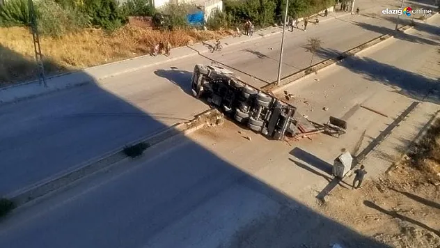 Elazığ Ulukent Mahallesi'nde Tır Refüje Çarparak Devrildi!