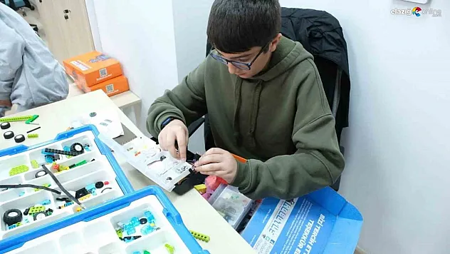 Geleceğin Yazılımcıları Elazığ'da Yetişiyor! Dijital Gençlik Merkezi'nde Eğitim Zamanı!