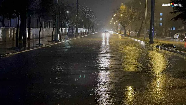 Elazığ'da sağanak etkili oldu, yollar göle döndü