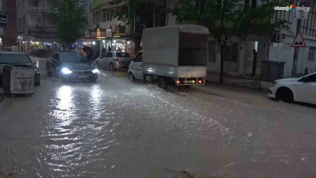 Elazığ'da sağanak etkili oldu, yollar göle döndü