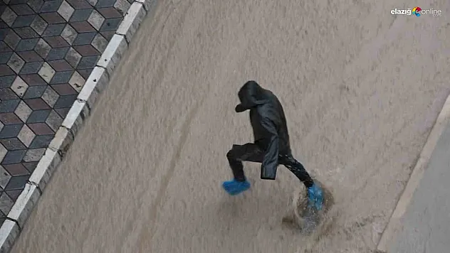 Elazığ'da sağanak etkili olunca caddeler dereye döndü!
