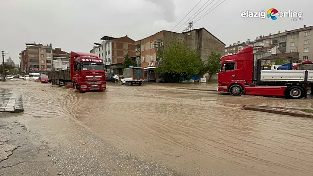 Elazığ'da sağanak hayatı olumsuz etkiledi