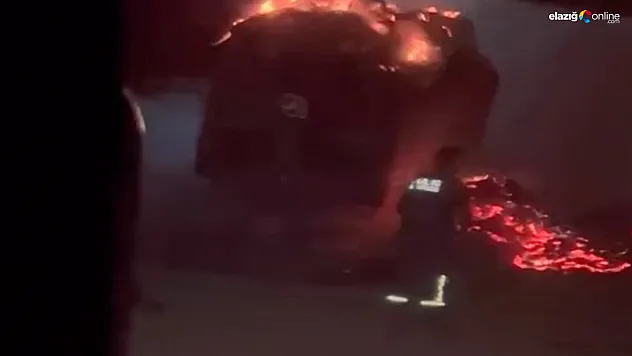 Elazığ'da Korkutan Yangın! Römork ve Samanlar Küle Döndü!