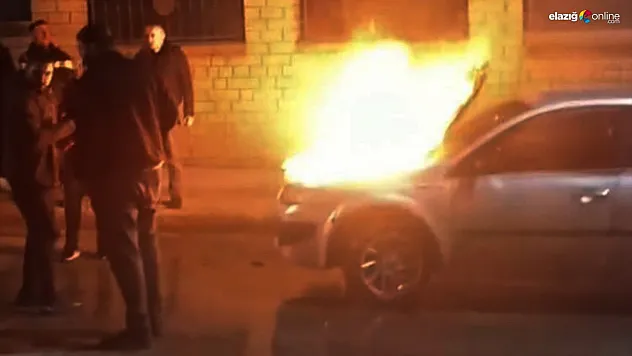 Elazığ'da Seyir Halindeki Araç Aniden Yanmaya Başladı!