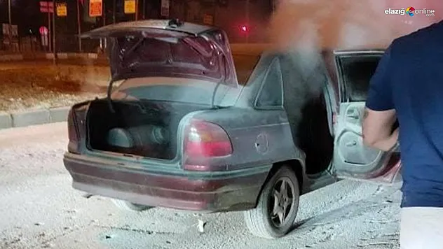 Elazığ'da Seyir Halindeki Araçta Yangın Paniği!