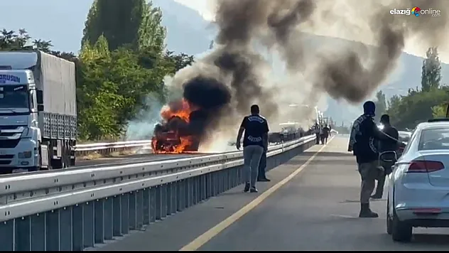 Elazığ'da Seyir Halindeki Araçta Yangın: Sürücü Canını Zor Kurtardı!