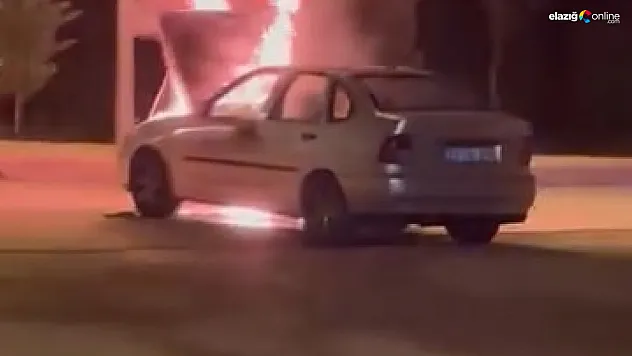 Elazığ'da Hareket Halindeki Otomobil Cayır Cayır Yandı!