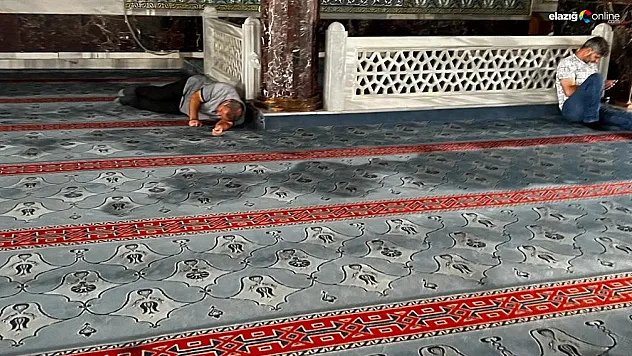 Elazığ'da sıcaktan bunalanların adresi camiler oldu